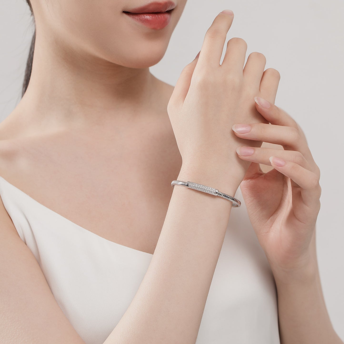 FK Essence C.Z. Bar Bangle