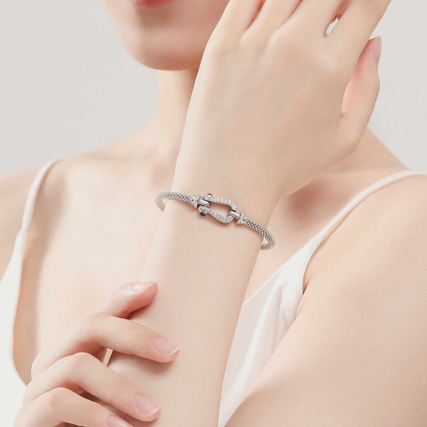 Horseshoe Onyx Mesh Bangle